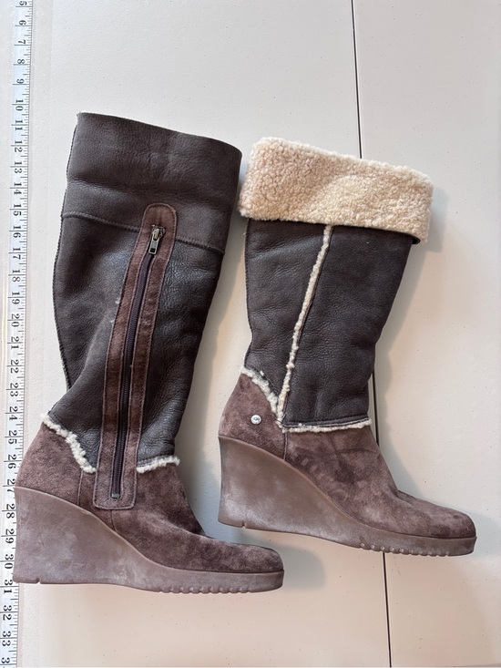 UGG Shoes - UGG Patchwork Boot Size 10 Wedge Sandra Pebbled Suede Sherpa Lined Festival Boho